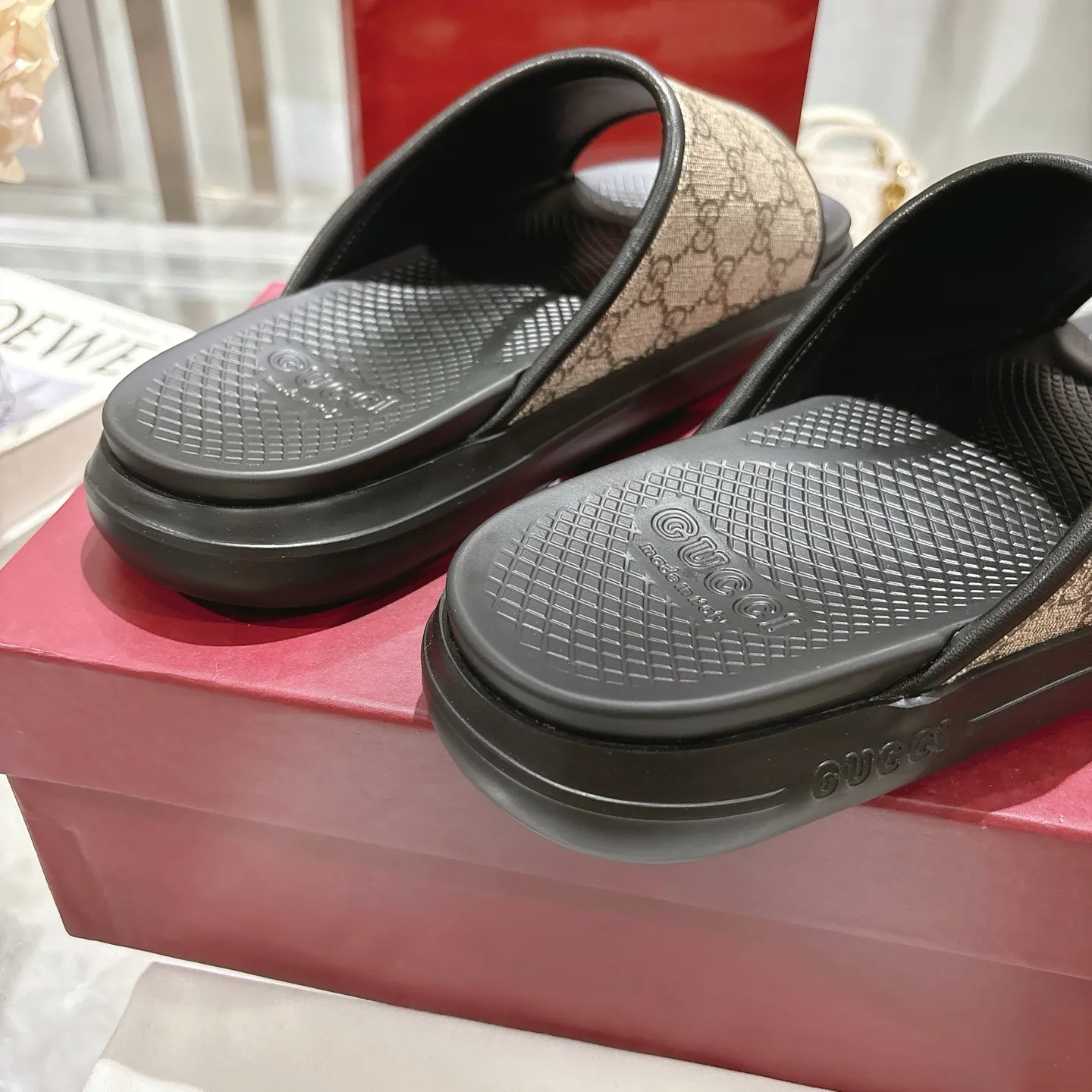 p400🐮🐮New summer men's slip-on slippers. Inspired by the summer spirit and beach clubs of the Italian coast, this piece is part of Gucci Lido. The Pre-Fall collection reinterprets the brand's signature elements and sophisticated patterns in a contemporary way. Made from black rubber, these flat sandals feature a slip-on design that reinterprets the brand's distinctive green and red web design. GG Classic Upper Men's Molded Rubber Footbed Gucci Logo Flat Made in Italy Size: Men's 40 to 47,